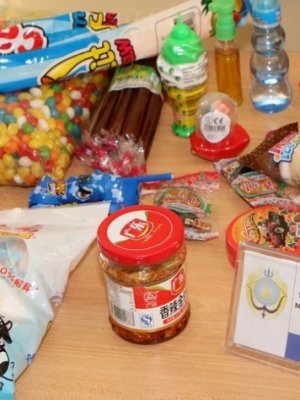 НХМГ-ын шалгалтаар хугацаа нь дууссан хүнсний бүтээгдэхүүн, шошгын зөрчил илэрчээ