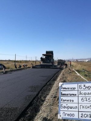 Баянзүрхийн товчоо орчмын замын асфальт бетон хучилтыг хийж байна