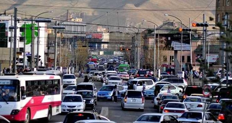 Уулзварын шар тэмдэглэгээтэй хэсэгт нэвтрэн, хөдөлгөөнд саад учруулсан жолоочийг 10,000 төгрөгөөр торгоно