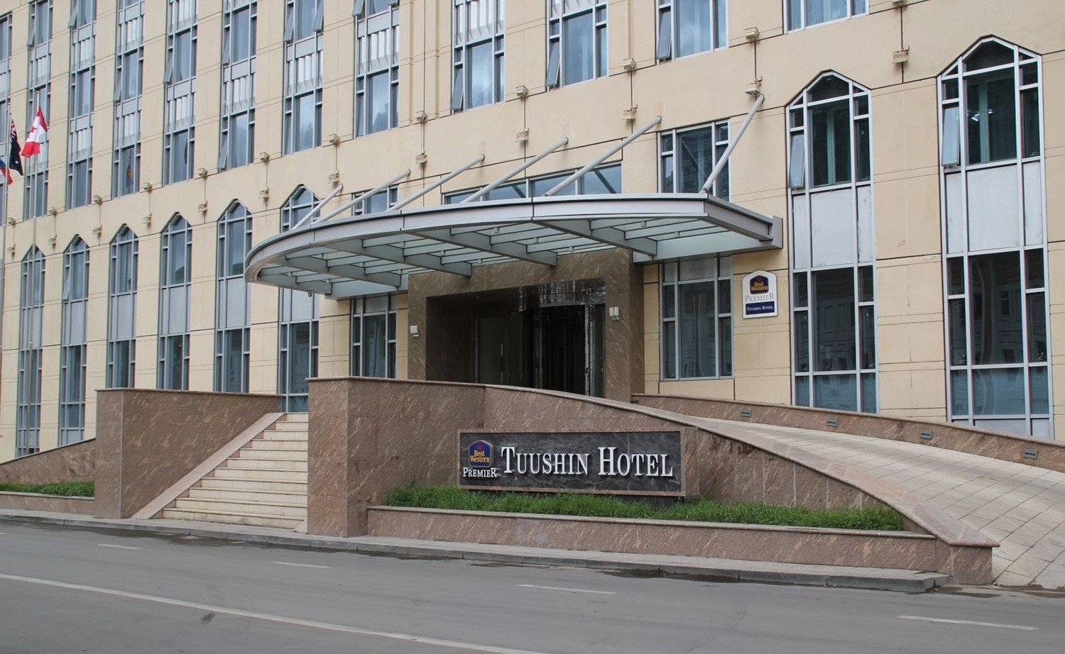 Туушин зочид буудлын захиргаанд явган хүний зам чөлөөлөхийг үүрэг болгожээ