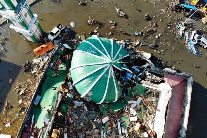 Индонез улсад газар хөдлөлтийн улмаас 2 мянга гаруй хүн амиа алджээ