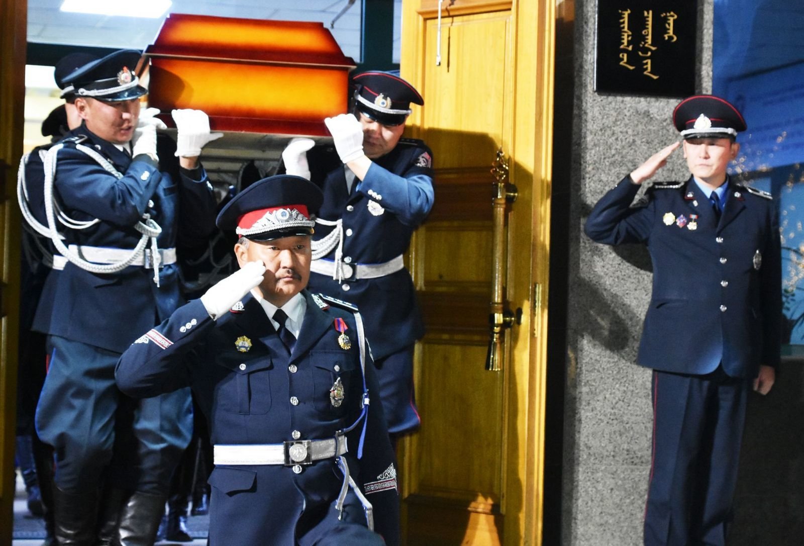 Д.Батсайханы гэр бүлд талийгаачийн 120 сарын үндсэн цалин болох 76 сая төгрөгийн тэтгэмжийг олгохоор болжээ