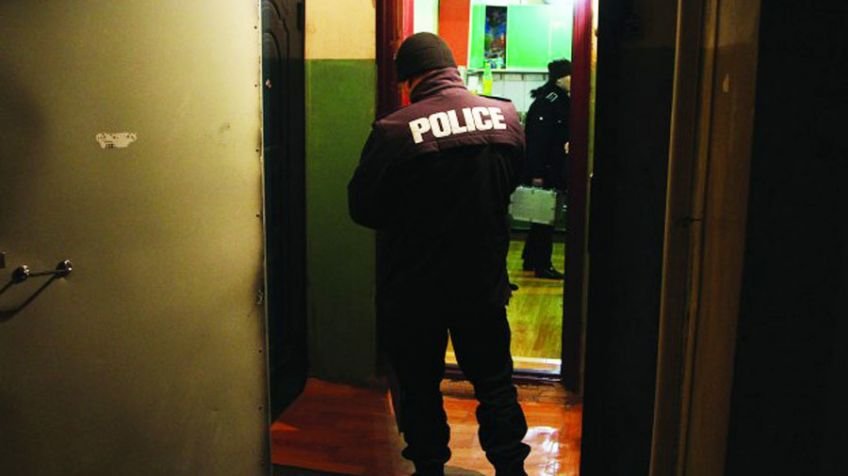 Нөхөрт нь хутга тулган эхнэрийг нь барьцаалсан этгээдийг баривчиллаа