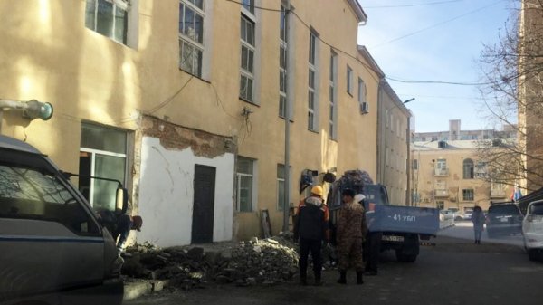 Явган хүний зам хаасан 