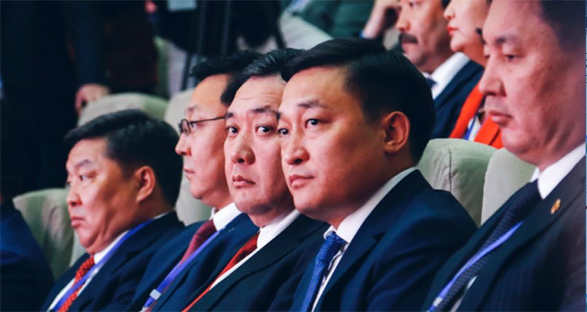 М.Энхболд, Засгийн Газар 2-ын аль нь түрүүлж огцрох вэ?