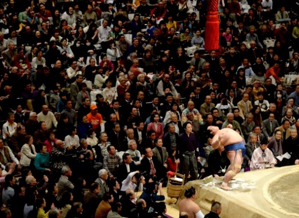 Комүсүби Такакейшёо 8-1 амжилтаар Башёг тэргүүлсээр байна