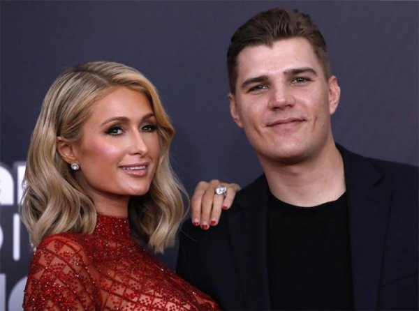 Парис Хилтон сүйт залуугаасаа салжээ