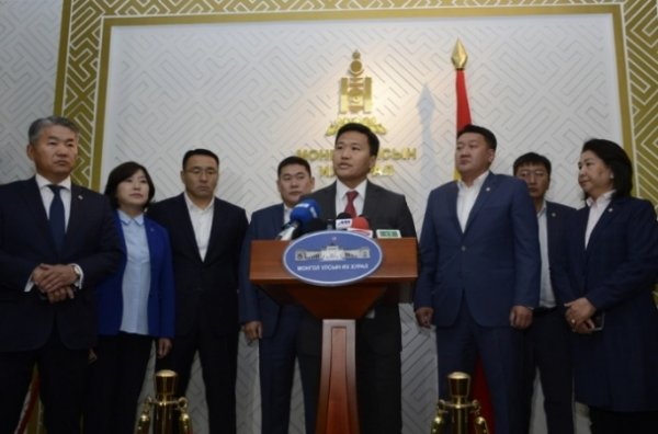 Л.Оюун-Эрдэнэ, Т.Аюурсайхан нарын байр суурь зөрчилджээ