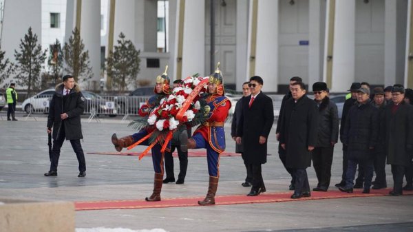 Жанжин Д.Сүхбаатарын хөшөөнд цэцэг өргөж, Их эзэн Чингис хааны хөшөөнд хүндэтгэл үзүүллээ