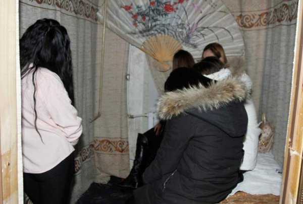 Жирэмсэн эмэгтэй, насанд хүрээгүй охидуудын биеийг хүчээр үнэлүүлж байжээ