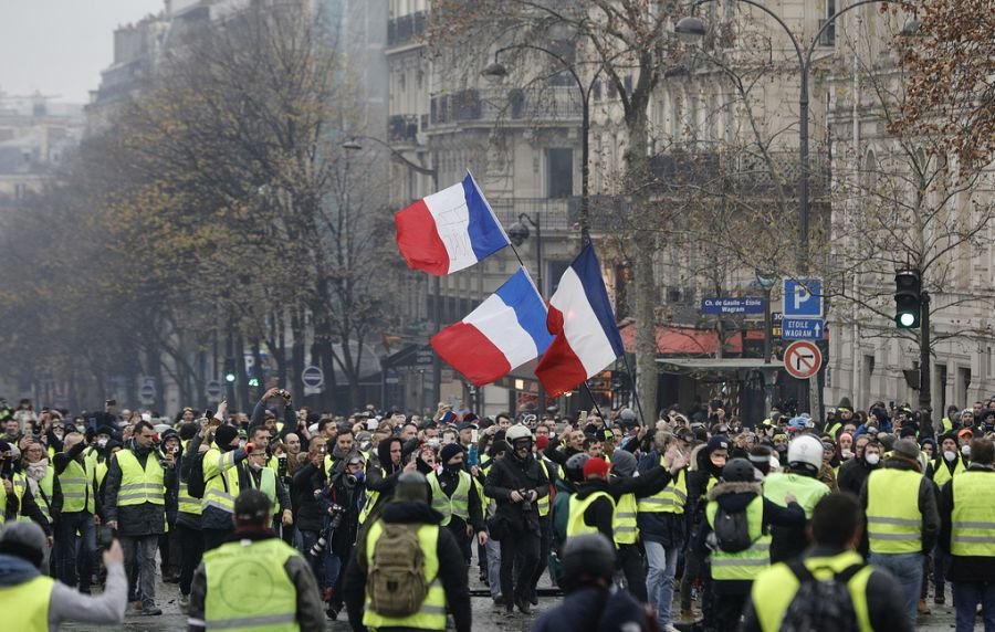 Францчуудын дийлэнх нь “шар хантаазтнуудыг” дэмжиж байна