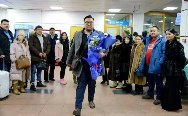 Дуурийн дуучин Э.Анхбаяр Дэлхийн хос алтан мeдальтай эх орондоо ирлээ