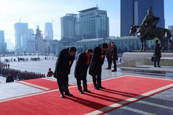 Х.Баттулга, М.Энхболд, У.Хүрэлсүх нар Чингис хааны хөшөөнд хүндэтгэл үзүүлэв