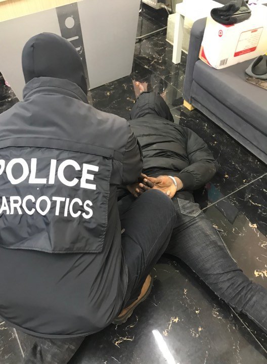 ШУУРХАЙ: Гадаадын нигер иргэн шуудангаар хар тамхи оруулж ирж байгаад үйлдэл дээрээ баригдлаа