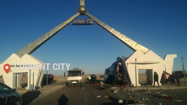 Хот хоорондын автобус осолдож, хоёр хүн нас барж, 30 гаруй хүн гэмтжээ