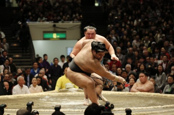 Хакүхо аварга 2 давааны илүүгээр тэргүүлж эхэллээ