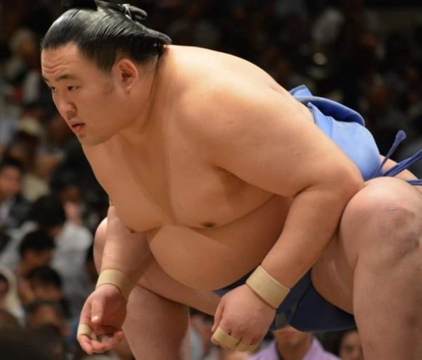 Хакүхо аварга гурав дараалан унаж, Тамаваши башёг тэргүүлж эхэллээ