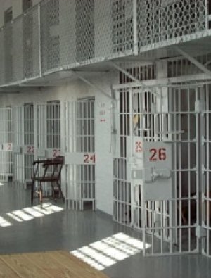 Хоригдлуудыг тээвэрлэж явсан машин осолдож, нэг хоригдол газар дээрээ амиа алджээ