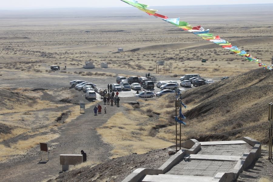 Хамарын хийдийг зорьсон сүсэгтэн олны цуваа ихэсчээ