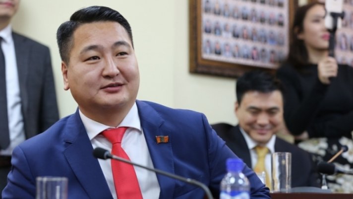 С.Мөнхчулууныг намынхаа бодлогыг дагаагүй гэдэг үндэслэлээр МАН-аас хөөхөөр яригджээ