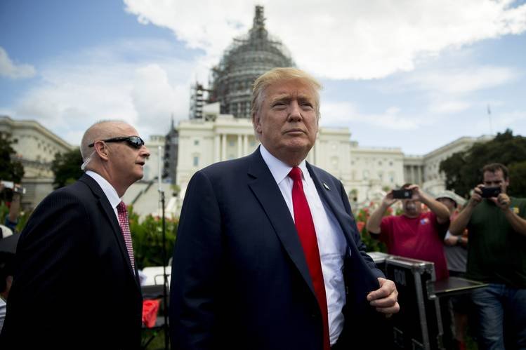 Д.Трампыг шүүхэд өгчээ