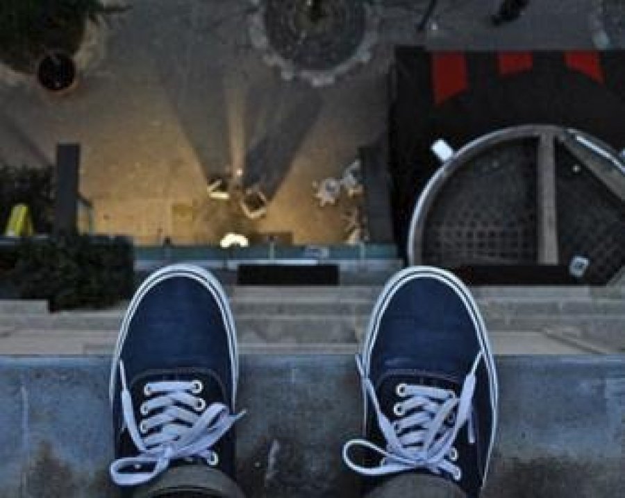 Гэртээ цоожлогдсон хүү тагтнаас унах гэж байсныг аварчээ