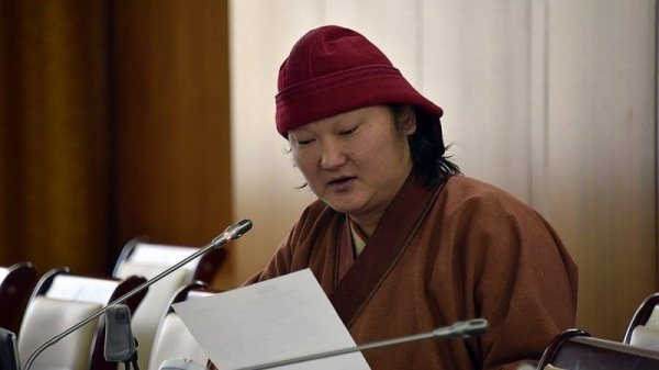 С.Жавхлан: Бүтэн жил сандал, ширээ булаацалдаж төр, түмнийг доромжилчихоод юу хийсэн гэж завсарладаг юм