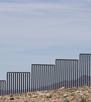 Хууль тогтоочид хэрхэн тохиролцохоос үл хамааран хана барихаар төлөвлөж байна