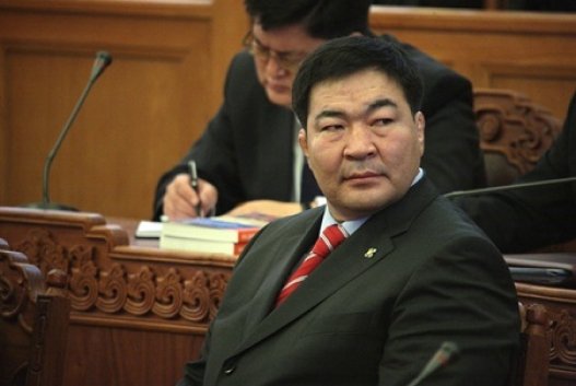 Б.Бат-Эрдэнэ: Тендерийг эрх мэдэлтнүүд өөрийн хамаарал бүхий компаниараа авдаг