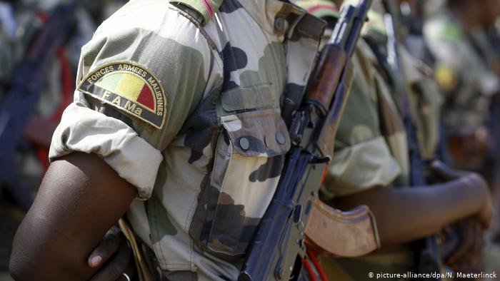 Цэргийн хувцас өмссөн амиа золиослогч, 130 хүнийг хөнөөжээ