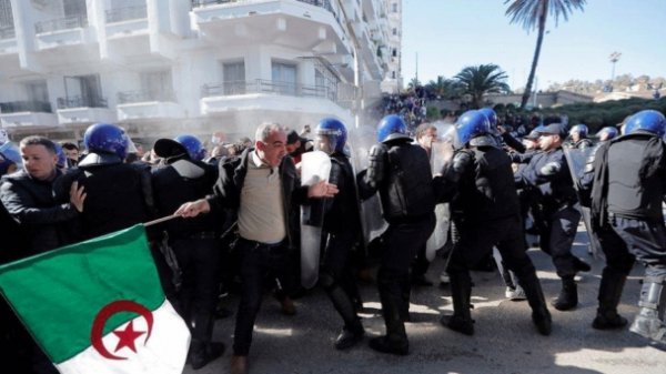 Алжирт олныг хамарсан эсэргүүцлийн ажиллагаа болов