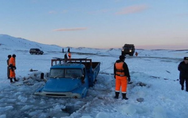Гол мөрний мөсөн дээгүүр зорчихгүй байхыг анхааруулж байна