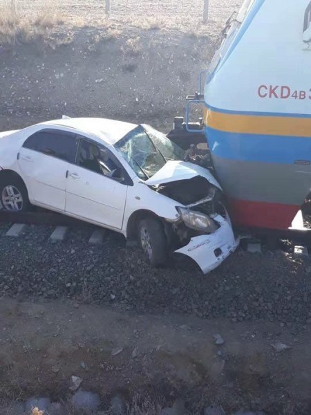 Согтуу жолооч галт тэргэнд мөргүүлжээ