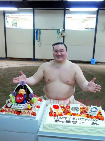 Харү башё: Хакүхо аварга төрсөн өдрөөрөө Эндог давлаа