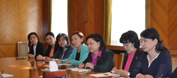 Олон хүүхэдтэй эхчүүдийн тэтгэвэрийг нэмэх хуулийн төсөл санаачилжээ