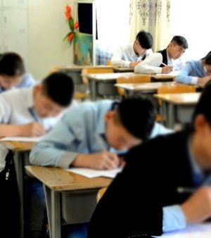 Эрхээ хэтрүүлж сурагчдаа хэмэлдэг багш нарыг яах вэ, сайд аа