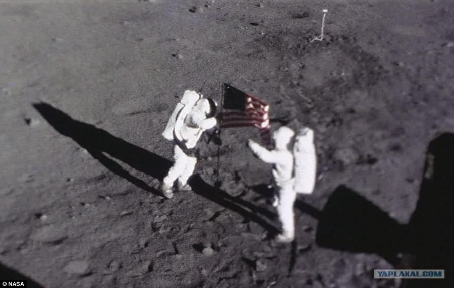 Нил Армстронгийн сансрын нисэгчийн хувцсыг музейд тавина