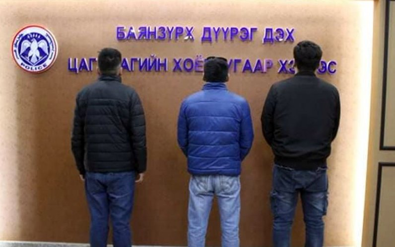 Цагдаагийн албан хаагчийн үнэмлэхийг хуурамчаар үйлдэн иргэдийг хууран мэхэлдэг байжээ