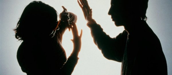 Эцгийнхээ хүчирхийллээс зугтахын тулд гэрээсээ оргожээ