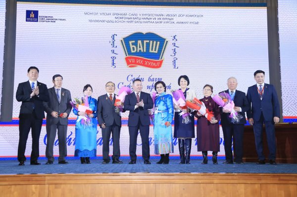 Монголын багш нарын VII их хуралд 22-91 насны 800 төлөөлөгч оролцож байна