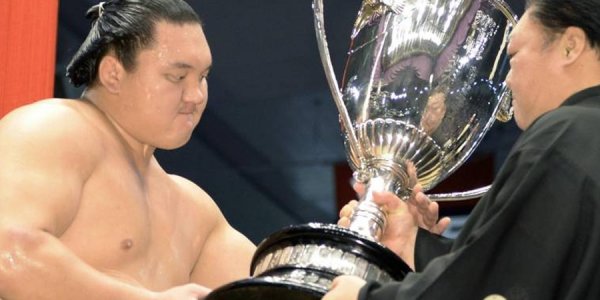 Сүмогийн дэвжээг эзэгнэсэн их аварга М.Даваажаргал иргэншилээ солихоор шийджээ