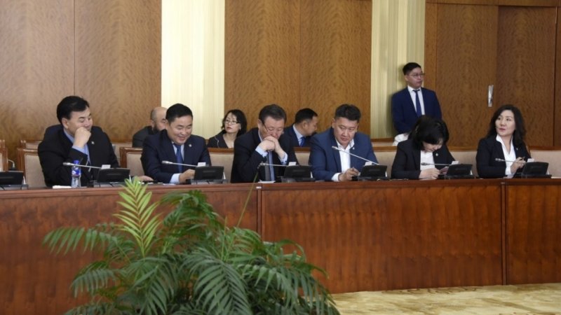 Оюутолгойг шалгах ажлын хэсгийн дүгнэлтийг гишүүд Оюутолгой компанид өгөв үү.