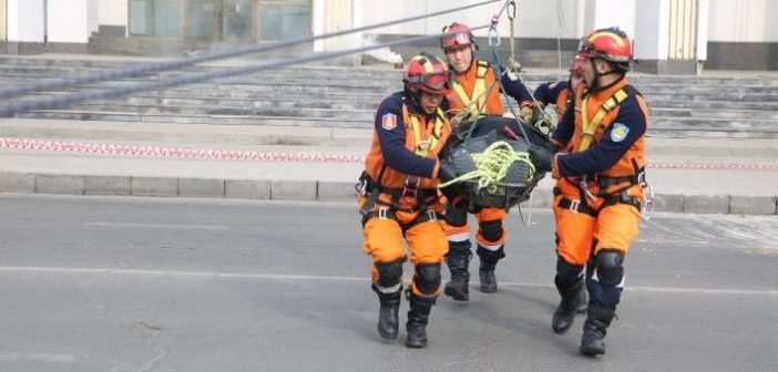 Өндрөөс унах гэж байсан залууг аварчээ