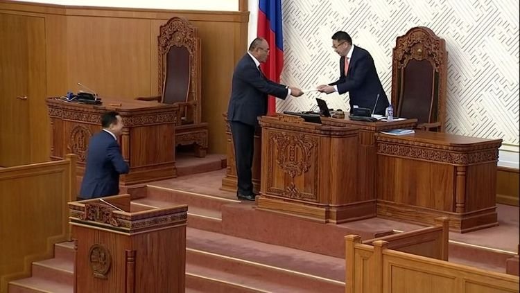 АН Засгийн газрыг огцруулах бичгийг хүргүүллээ