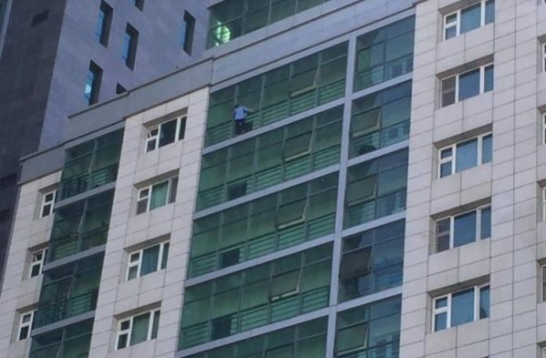 Нөхөр нь гэр бүлээс гадуурх харилцаа үүсгэсэн учраас амиа хорложээ