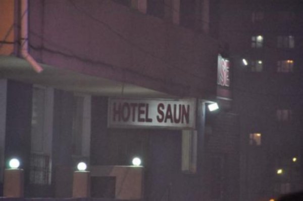 Массаж гэх нэрийн дор эмэгтэйчүүдийн биеийг үнэлүүлж байжээ