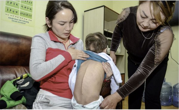 Дөрвөн настай хүүг зодож бэртээсэн хойд эцгийг шүүх хурлын тов гарчээ