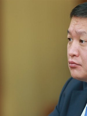 Хошууч генерал Б.Хурц мэдүүлэг өгч эхэлжээ