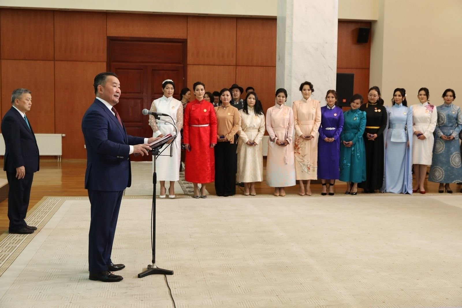 Ерөнхийлөгч Х.Баттулга ээжүүдэд Алдарт эхийн одон гардууллаа