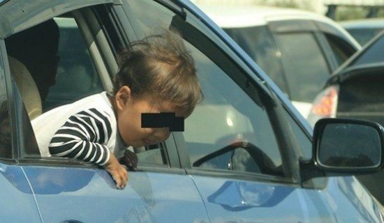 Автомашины цонхоор гурван настай хүүхэд унаж, амиа алджээ